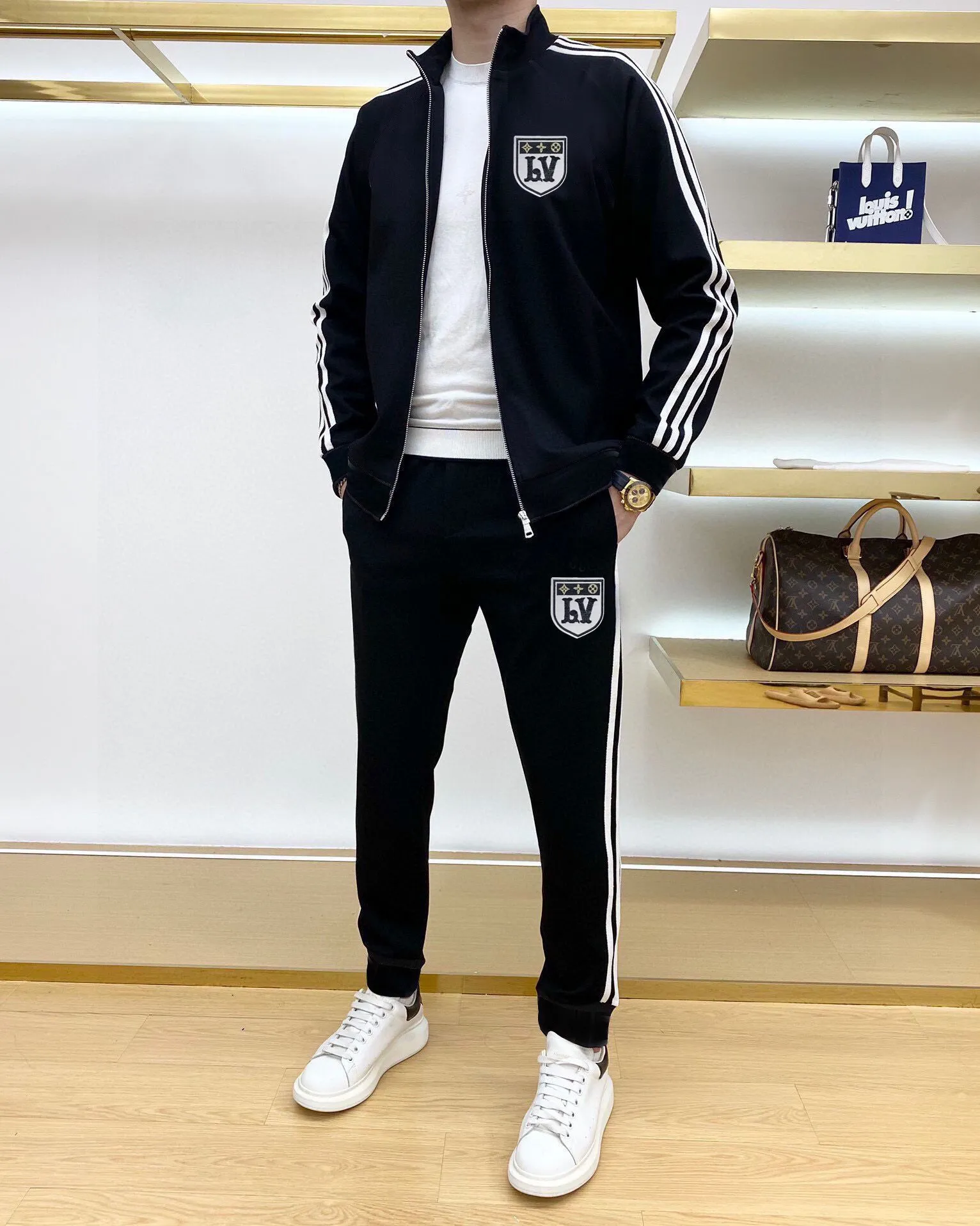 🅿️580 [LV Louis Vuitton] hot-selling suit is coming. Focus on the original version of the official website. 2025 new hot-selling cardigan and sweatshirt suit. The original order is the best. 🇭🇰The meticulous work of top designers. It has a fitting and perfect upper body effect. All-natural high-quality Tencel Roman cotton 100%, close-fitting comfort, noble and elegant! Original hardware embodies elegance and nobility! Counter size: M-3XL (maximum wear up to 190 pounds)